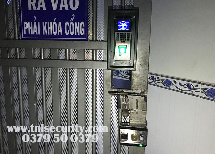 Thuc-hien-lap-dat-khoa-cong-dien-tu-cho-nha-tro-tai-duong-man-thien-quan-9